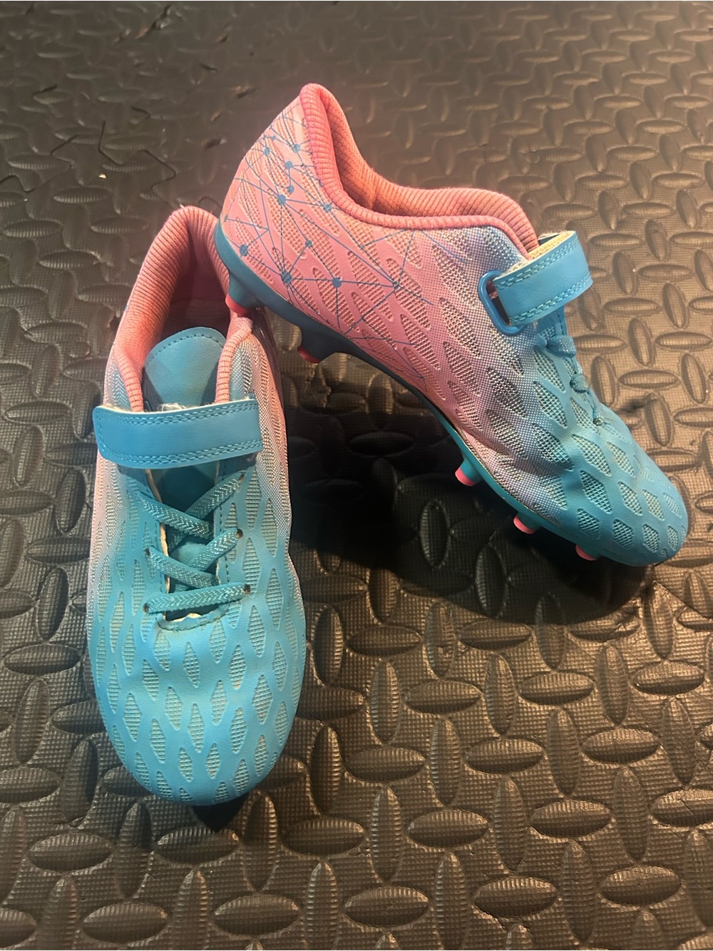 Deja Tu Huella Girls’ Slip On Soccer Cleats, Pink/Blue Ombre, size 4